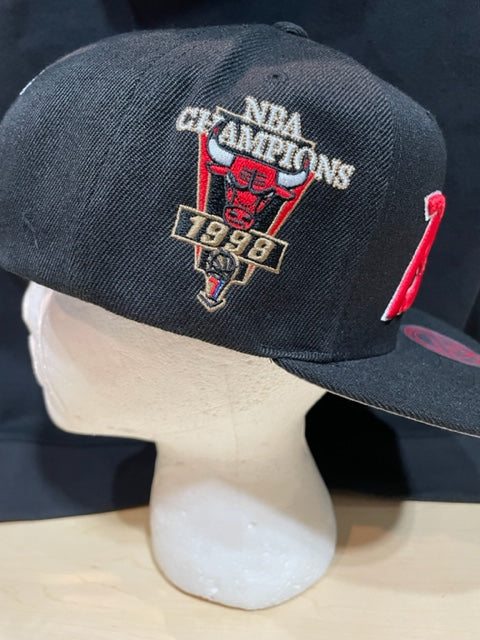 Chicago Bulls Mitchell & Ness NBA 1998 Champ Year Trophy Snapback Hat - Black